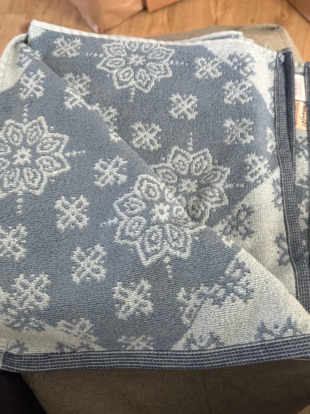 Wrangler bandana flower pattern 2 bath towels + Hand Towels - Blue & Light Blue